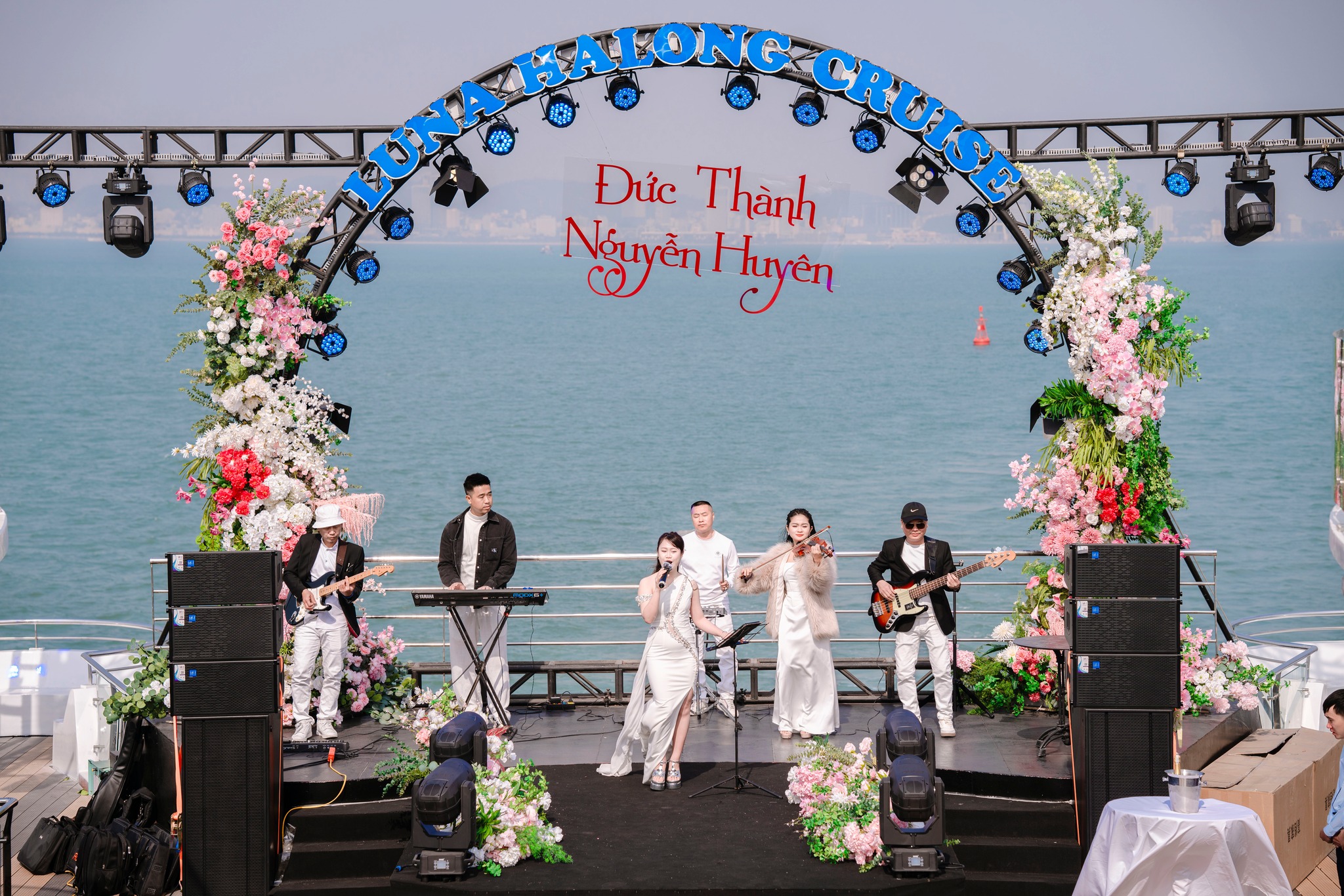 Thuê trọn Du thuyền trong ngày Luna Hạ Long