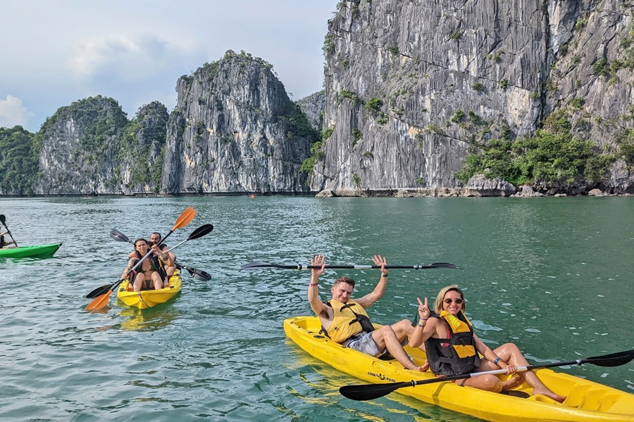 Tour vịnh Lan Hạ nửa ngày buổi sáng: Kayak + Tiệc trà bình minh