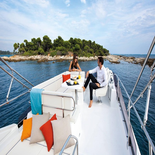 Velasco 43F – Siêu du thuyền lái nóc sang trọng nhất vịnh Hạ Long