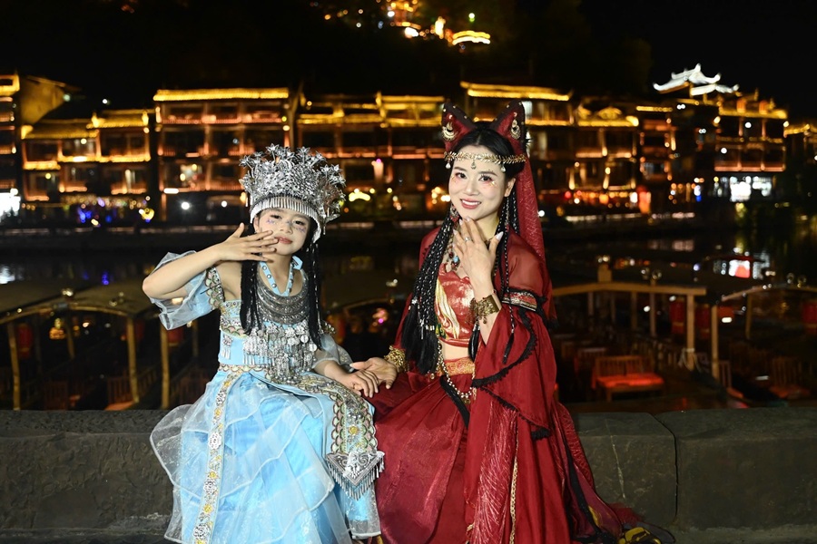 Tour Trương Gia Giới – Hồ Bảo Phong – Miêu trại Mạc Nhung – Phượng Hoàng cổ trấn (5N4Đ)