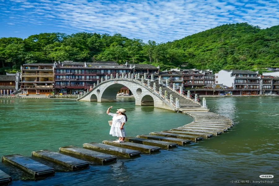 Tour Trương Gia Giới – Hồ Bảo Phong – Miêu trại Mạc Nhung – Phượng Hoàng cổ trấn (5N4Đ)