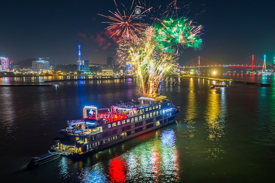 Thuê trọn Du thuyền Ambassador Cruise