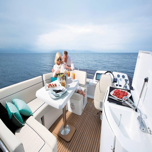 Velasco 43F – Siêu du thuyền lái nóc sang trọng nhất vịnh Hạ Long