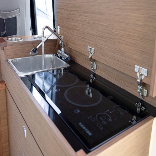 Du thuyền Merry Fisher 895 – Thuyền câu giải trí sang trọng tại Hạ Long