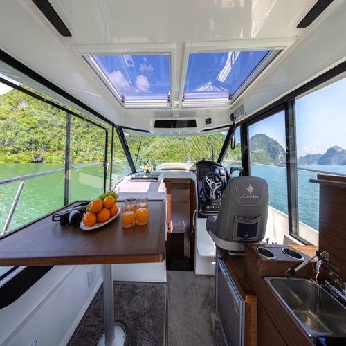 Du thuyền Merry Fisher 895 – Thuyền câu giải trí sang trọng tại Hạ Long