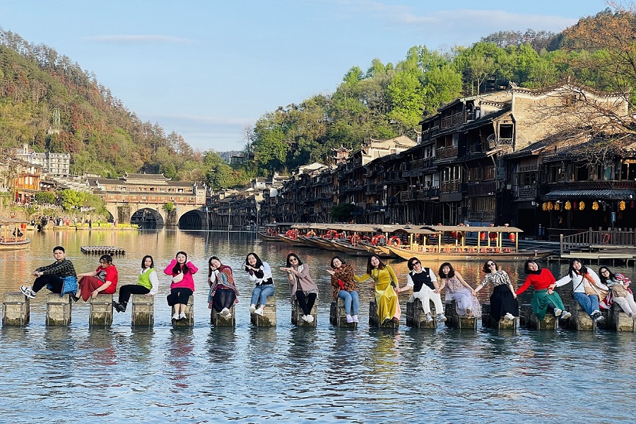 Tour liên tuyền Việt Trung:  Hà Nội – Trà Lĩnh – Tịnh Tây – Nga Tuyền – Phố cổ Cẩm Tú – Cổ Long Đại Hiệp Cốc – Hang Pắc Bó – Thác Bản Giốc  (3N2Đ)