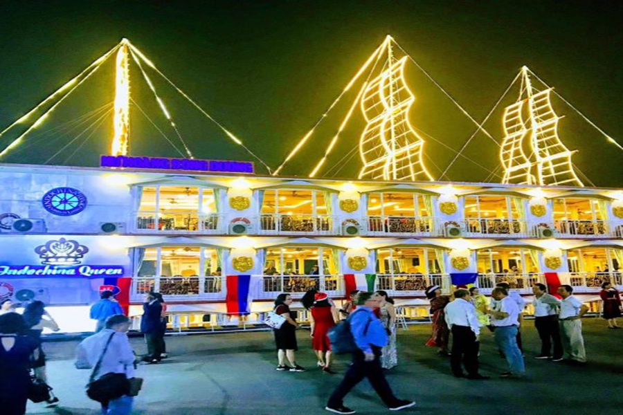 Ăn Buffet Trên Du Thuyền Indochina Queen