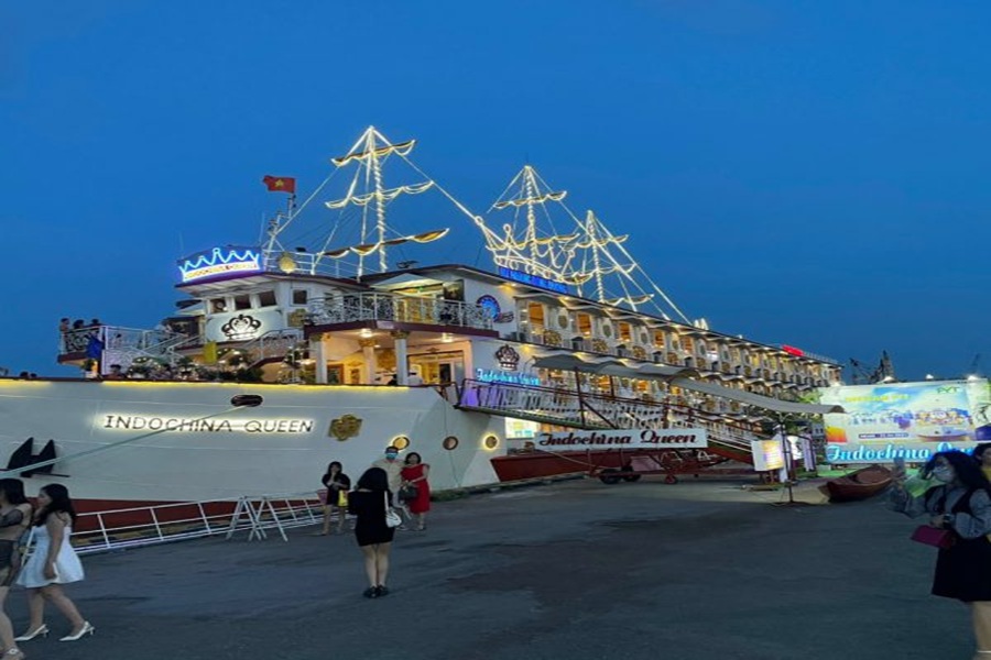 Ăn Buffet Trên Du Thuyền Indochina Queen