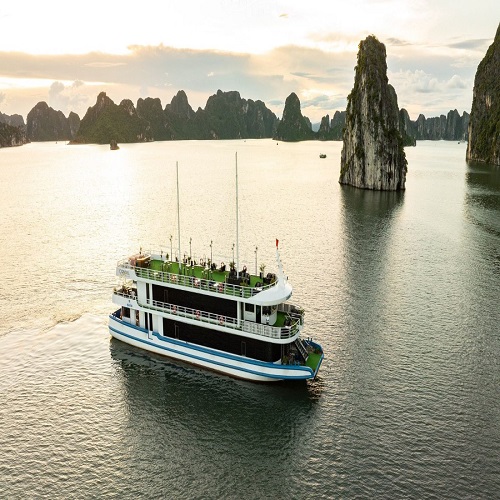 Tàu sắt 3 tầng Carnival Cruise