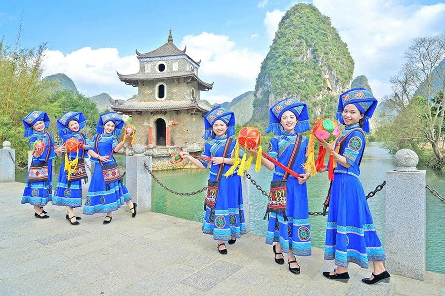 Tour liên tuyền Việt Trung:  Hà Nội – Trà Lĩnh – Tịnh Tây – Nga Tuyền – Phố cổ Cẩm Tú – Cổ Long Đại Hiệp Cốc – Hang Pắc Bó – Thác Bản Giốc  (3N2Đ)
