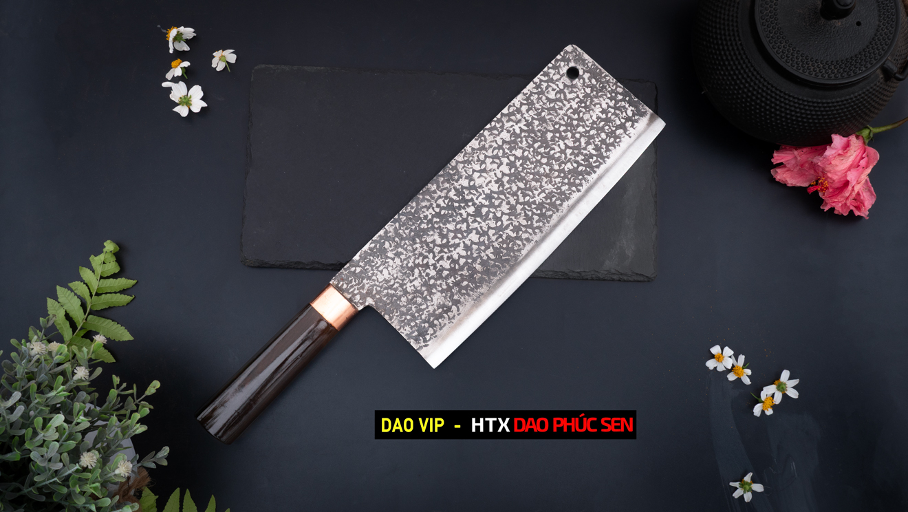 Bề mặt dao được dập hoa văn đẹp mắt