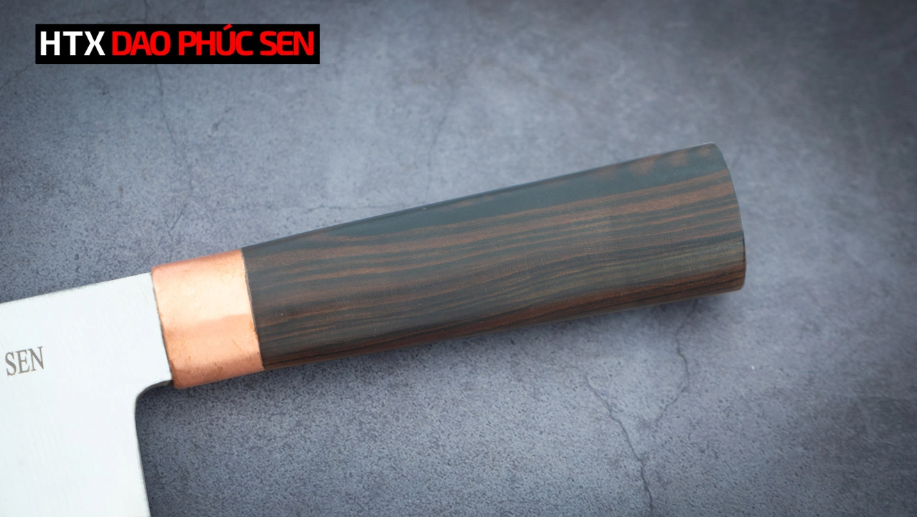 Cán dao chặt gà thép trắng cao cấp CG10 được làm bằng gỗ tự nhiên, hạn chế trơn trượt