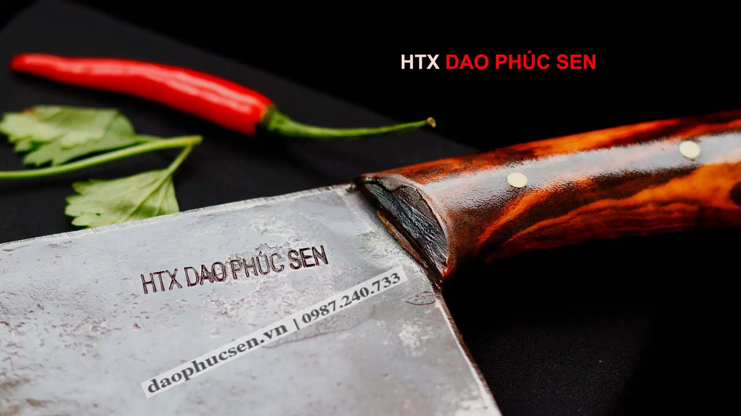 Dao có thiết kế đẹp, cán dao ốp gỗ cẩm chỉ sang trọng