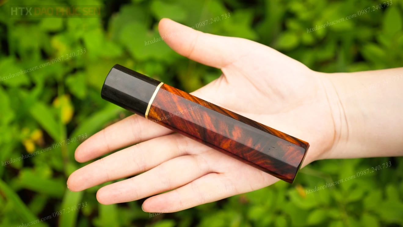 Cán dao được làm từ gỗ tự nhiên