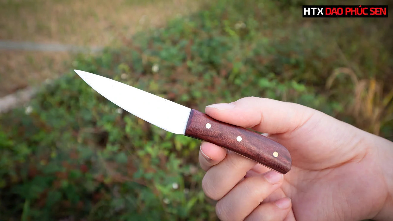 Cán dao được làm từ gỗ cẩm quý tự nhiên