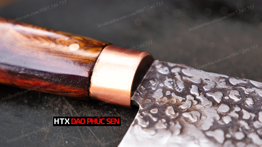 Cán dao được làm từ gỗ cẩm chỉ núi tự nhiên