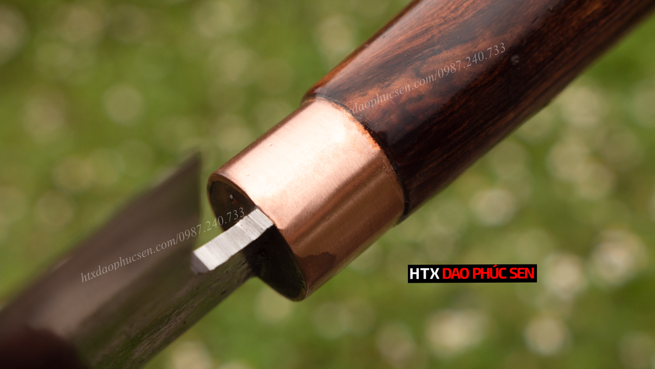 Cán dao được làm từ gỗ cẩm chỉ với vân gỗ đẹp