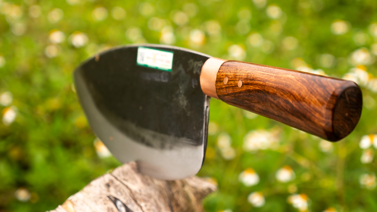 Cán dao được làm từ gỗ cẩm chỉ tự nhiên