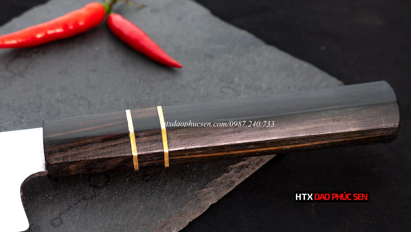 Cán dao được làm từ gỗ mun tự nhiên, vân gỗ đẹp, bền chắc
