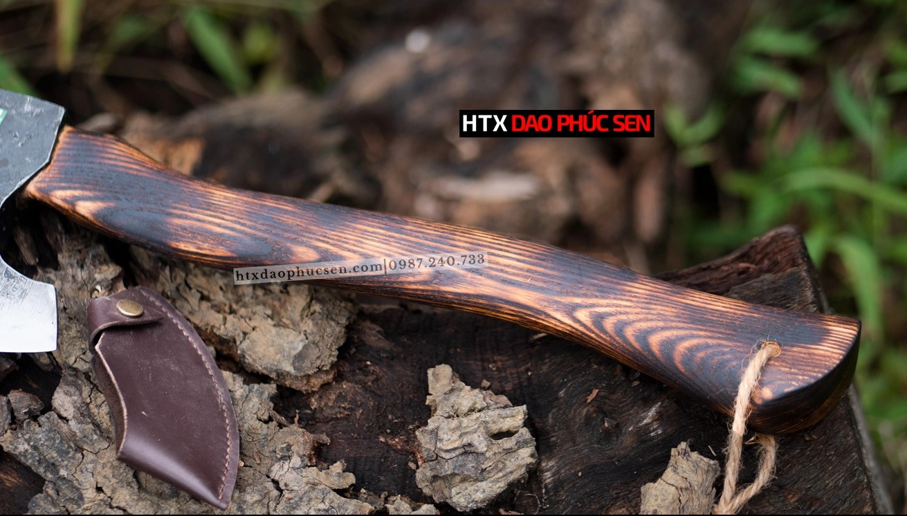 Cán rìu được làm từ gỗ tự nhiên, cầm chắc tay, bền đẹp và giảm rung chấn hiệu quả