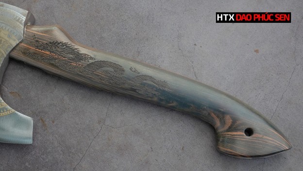 Cán rìu có hoa văn rồng uy nghi, mạnh mẽ