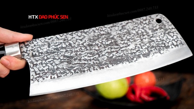 Lưỡi dao được dập hoa văn đẹp mắt