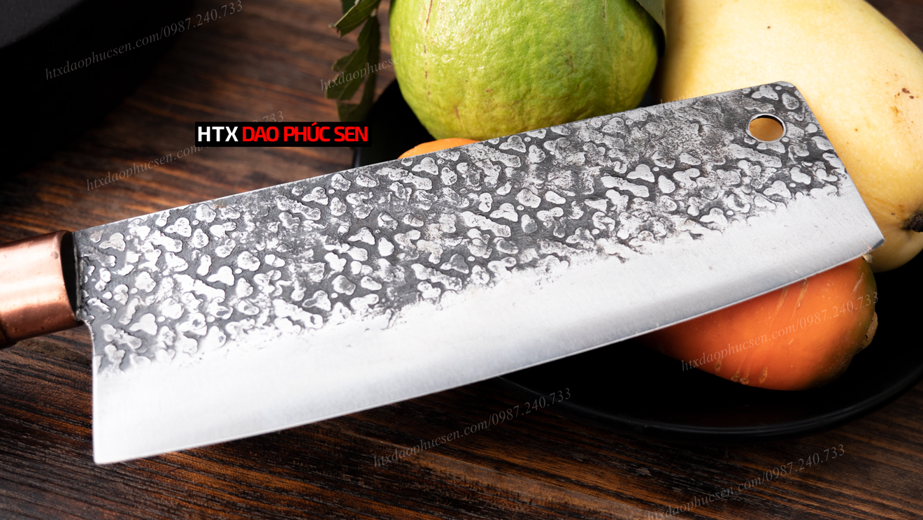 Lưỡi dao được dập hoa văn tỉ mỉ, đẹp mắt