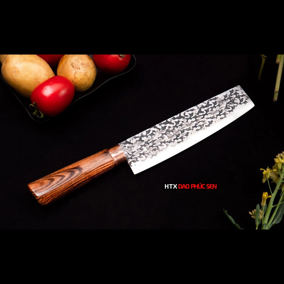 Lưỡi dao được rèn từ thép nhíp, dập hoa văn thủ công tỉ mỉ