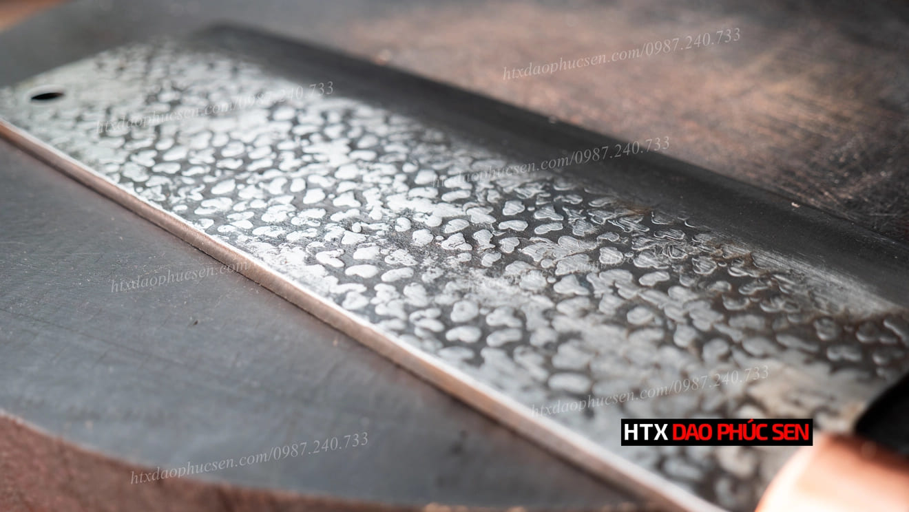 Bề mặt lưỡi dao được dập hoa văn đẹp mắt