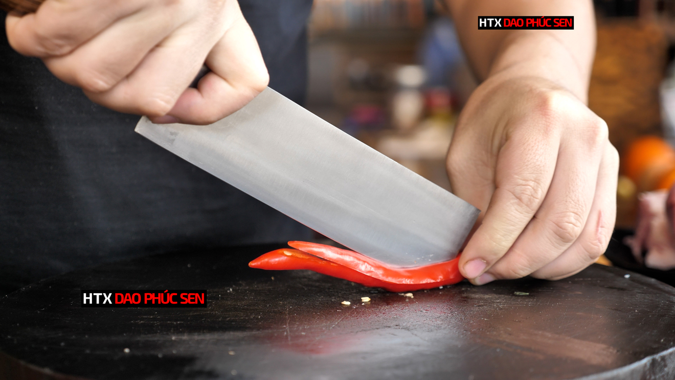 Lưỡi dao rèn từ thép trắng sắc bén, kháng gỉ tốt