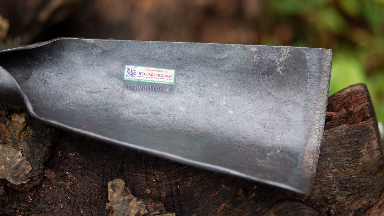 Lưỡi thuổng được rèn từ thép nhíp xe ô tô sắc bén, bền bỉ