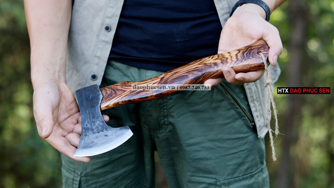 Cán rìu được làm từ gỗ cẩm chỉ, vân gỗ đẹp, cầm chắc tay