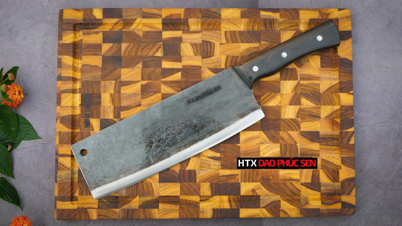 Thiết kế lưỡi dao bản rộng giúp dễ gom thức ăn