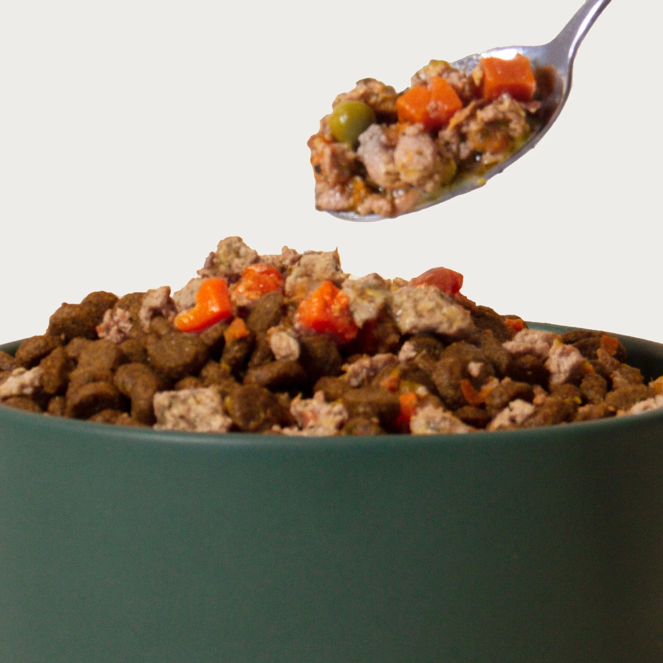 Một lượng pate nhỏ được trộn đều quanh các viên hạt.