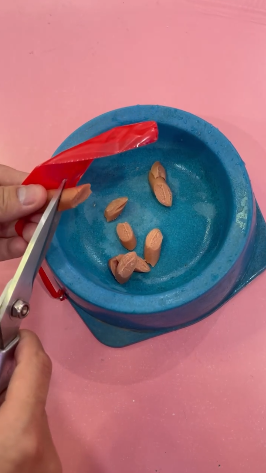 Snack cho chó mèo được chia thành phần nhỏ trước khi sử dụng.