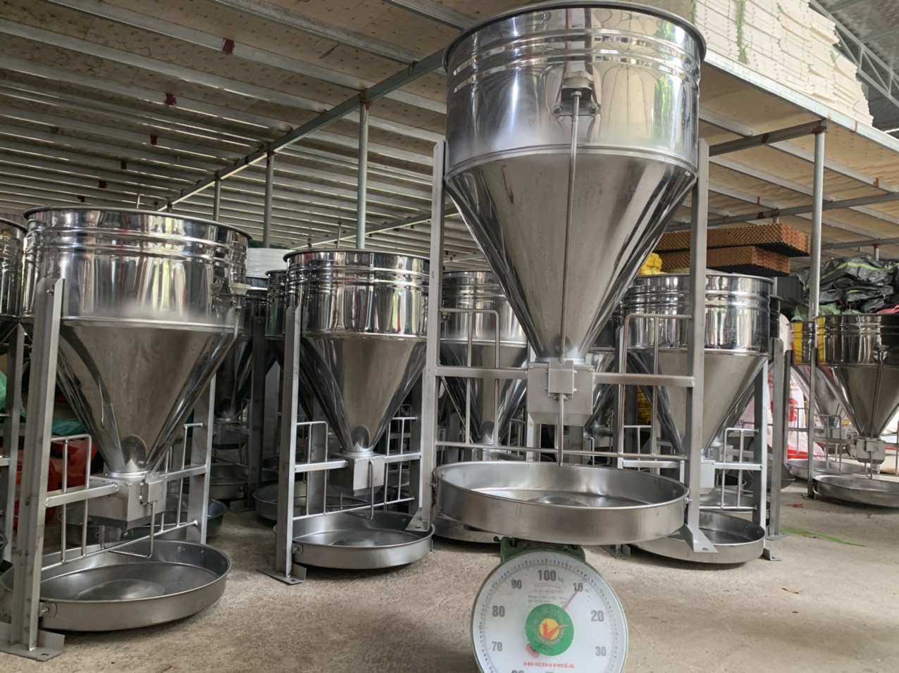 Máng lợn inox 2 bao 50 kg Giải pháp tiết kiệm thời gian và công sức cho chăn nuôi lợn