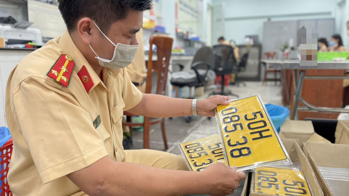 CSGT TP.HCM kêu gọi chủ 143.000 xe kinh doanh đổi biển số vàng, để không bị phạt