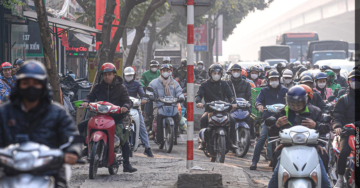 Mức phạt đi xe máy trên vỉa hè năm 2025 là bao nhiêu?