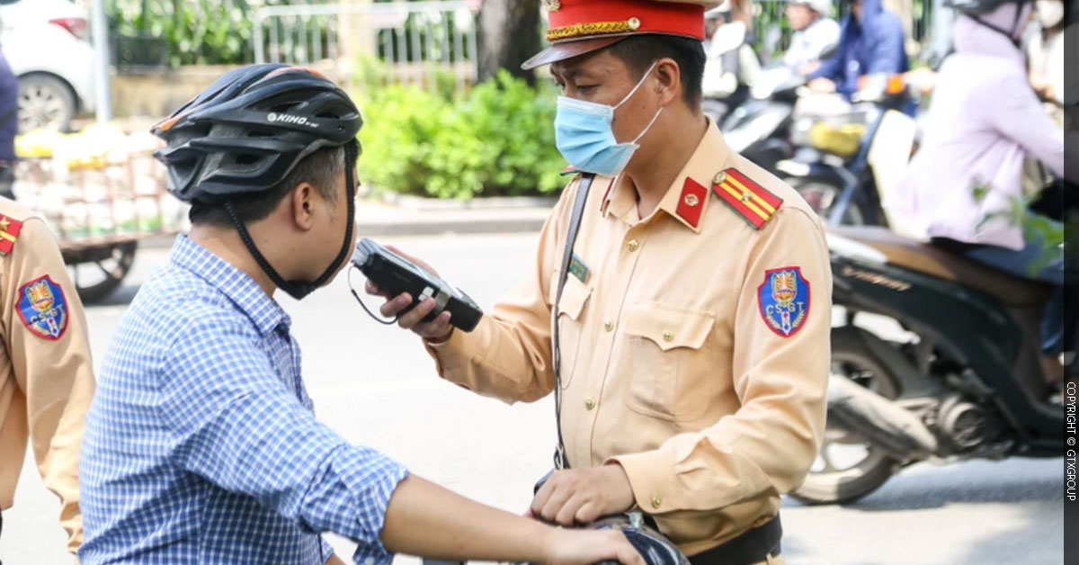 Mức phạt không chấp hành thổi nồng độ cồn 2025