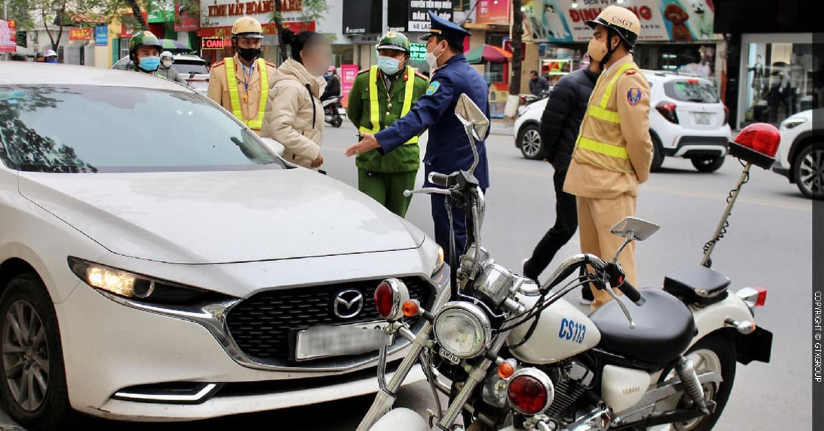 Hành vi điều khiển ô tô có thể bị phạt đến 70 triệu đồng