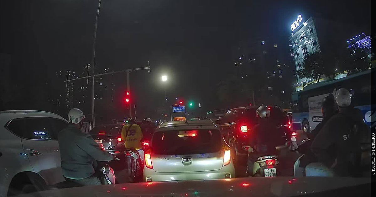 Xử lý tình huống đèn xanh chuyển sang đỏ bất ngờ khi tham gia giao thông