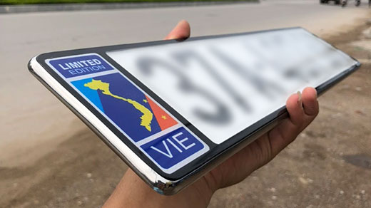 Khung biển số ô tô có cờ