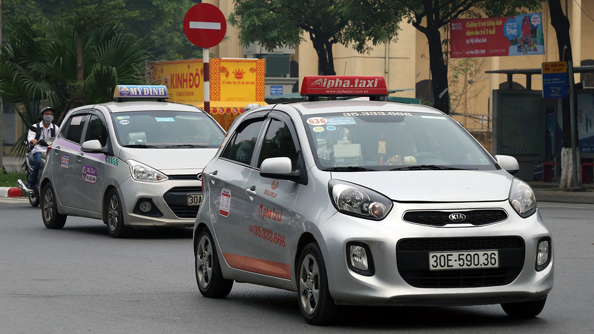 Xe taxi được lựa chọn gắn hộp đèn trên nóc hoặc dán phù hiệu trên kính