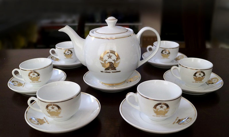 TOP 5 món quà tặng nhân viên độc đáo dịp lễ tết 4 Ấm chén Bát Tràng In Logo làm quà tặng minh long 2 đánh chỉ vàng ...