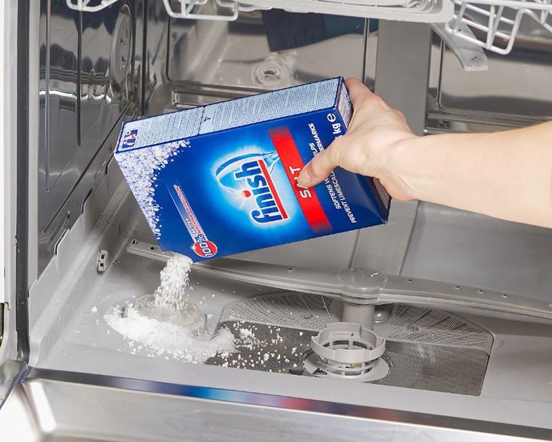 Có nhất thiết phải sử dụng muối và bóng cho máy rửa bát?