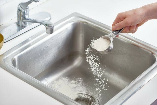 Dùng giấm và baking soda khắc phục tắc chậu rửa bát