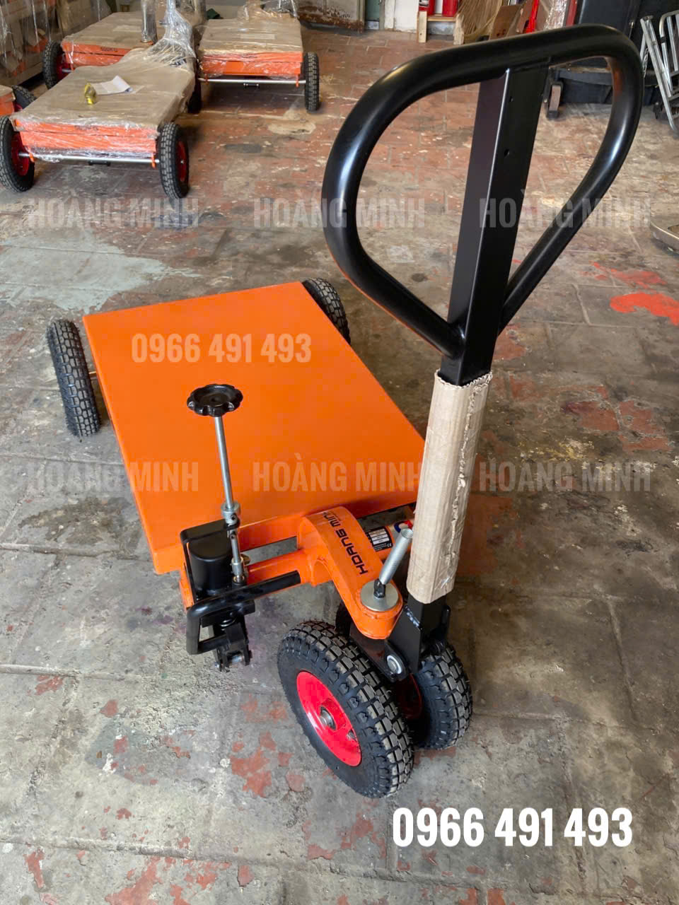 xe nâng bàn bánh hơi