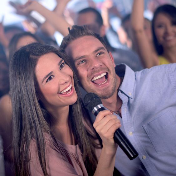 Điểm danh những micro không dây karaoke chất lượng hàng đầu Trung Quốc giá cả tầm trung phù hợp cho các dàn karaoke gia đình.