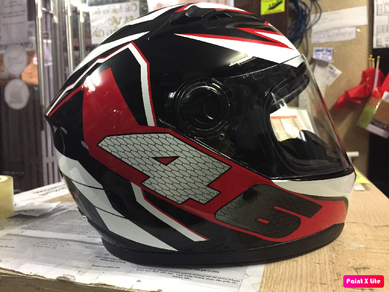 Mũ bảo hiểm fullface AGU tem phản quang họa tiết đối xứng đỏ đen trắng có chữ AGU 46 (hàng chính hãng)