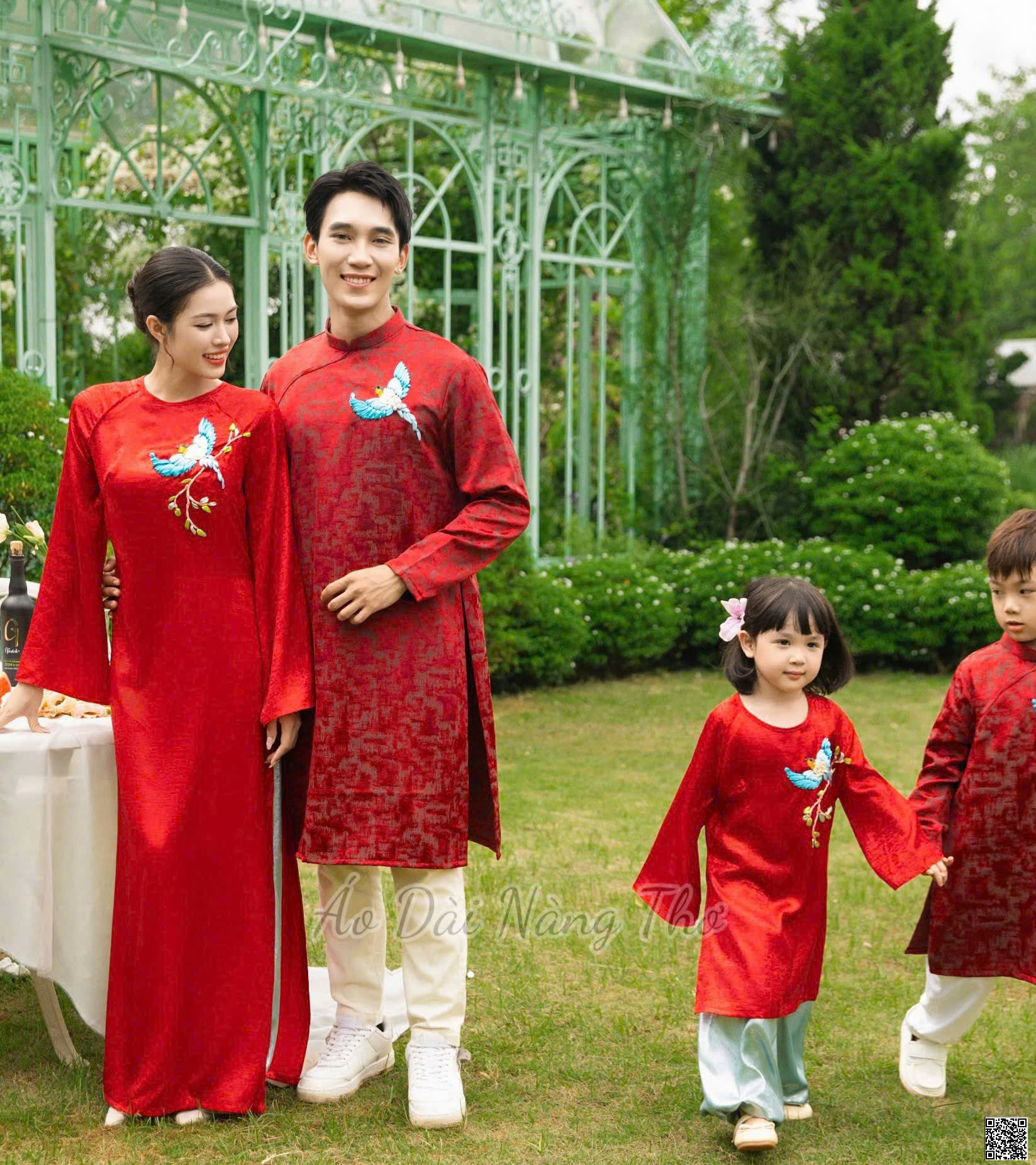 Áo Dài Cách Tân Gia Đình Gấm Đỏ Thêu Ruy Băng